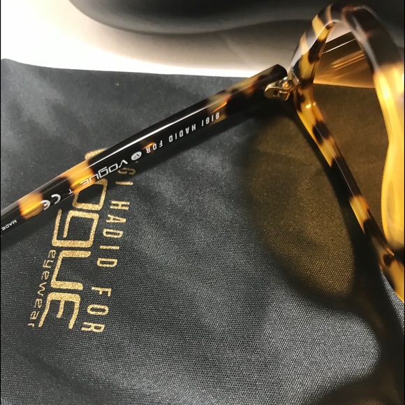 VOGUE - Sunglasses 😎 - Picture 4 of 9